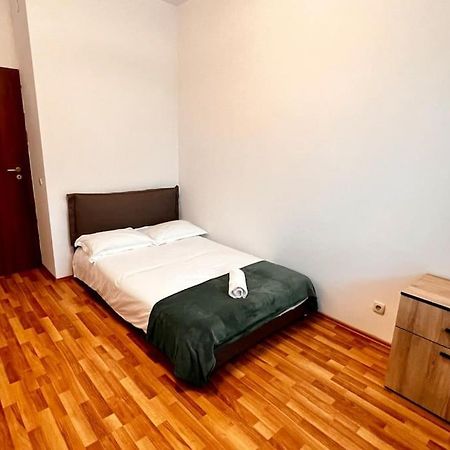 Otopeni Airport Apartment With Private Garden Экстерьер фото