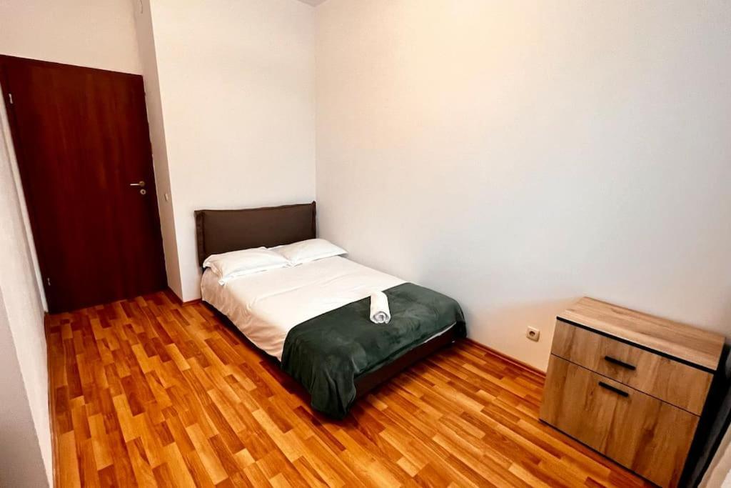 Otopeni Airport Apartment With Private Garden Экстерьер фото
