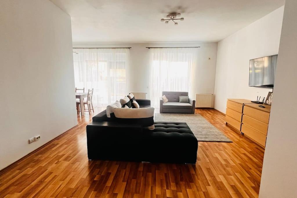 Otopeni Airport Apartment With Private Garden Экстерьер фото