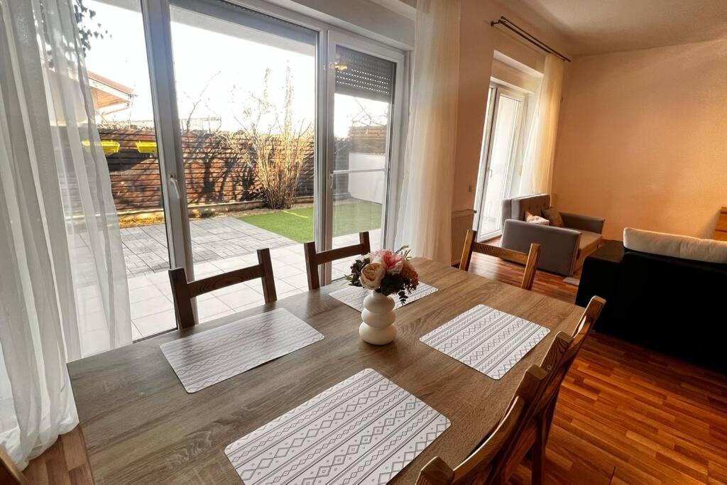 Otopeni Airport Apartment With Private Garden Экстерьер фото