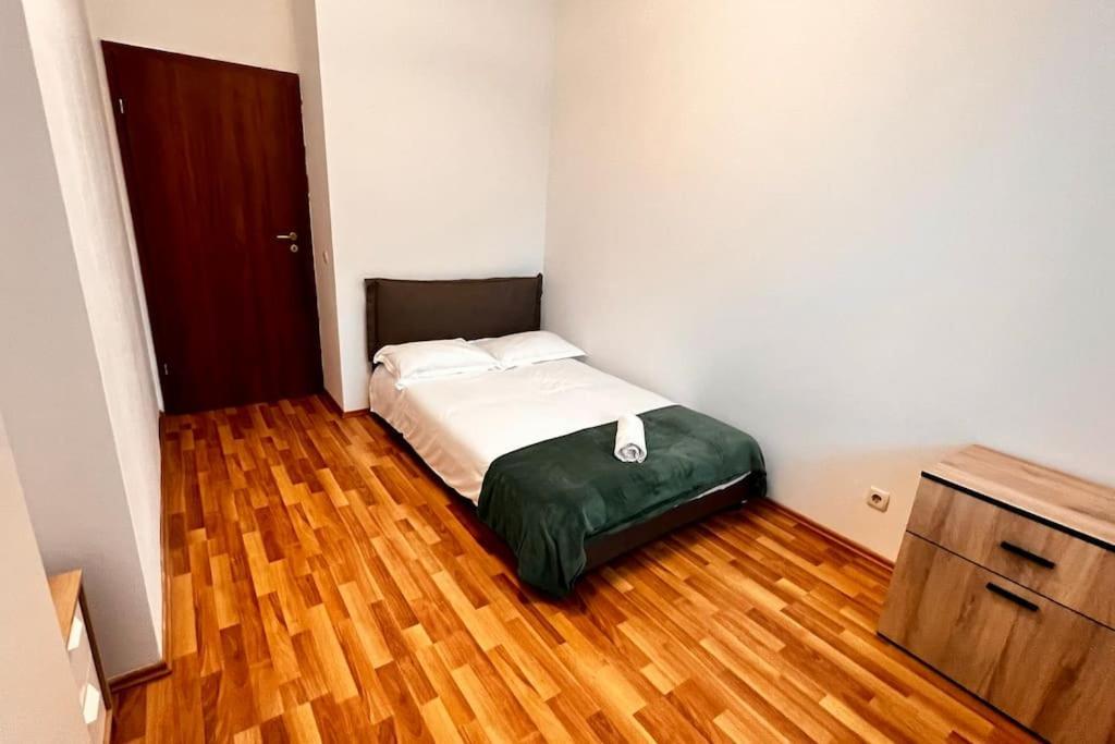Otopeni Airport Apartment With Private Garden Экстерьер фото