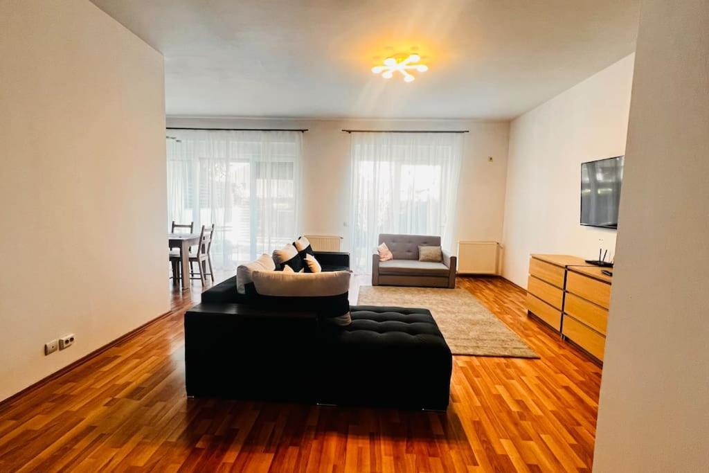 Otopeni Airport Apartment With Private Garden Экстерьер фото