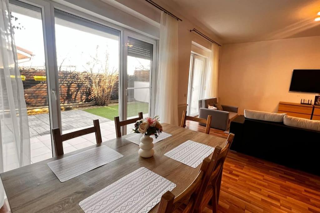 Otopeni Airport Apartment With Private Garden Экстерьер фото