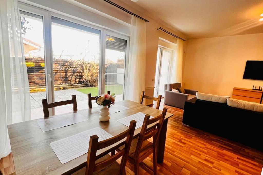 Otopeni Airport Apartment With Private Garden Экстерьер фото